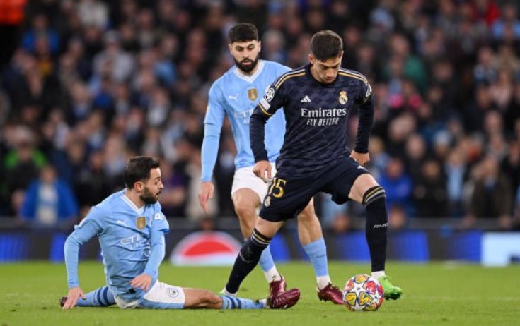 Manchester City enfrentando al Real Madrid. Federico Valverde ante Bernardo Silva