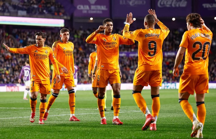 Mbappé celebra su gol con los jugadores del Real Madrid