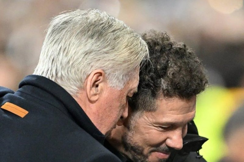 Ancelotti y Simeone hablando durante el derbi entre el Real Madrid y el Atlético de Madrid