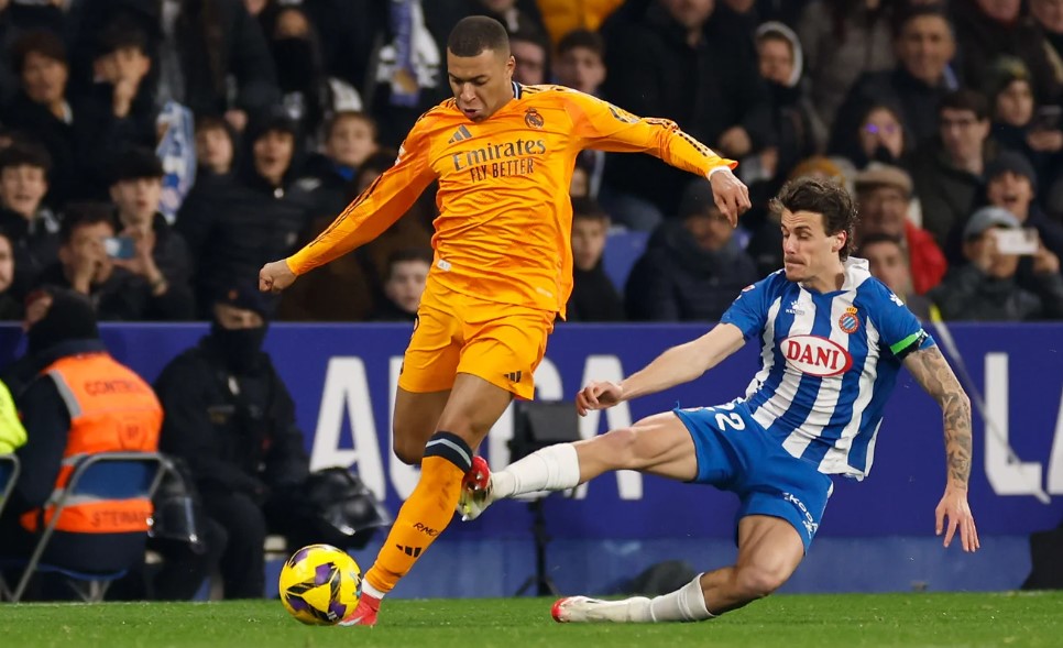 Mbappé recibe una fuerte falta ante el Espanyol