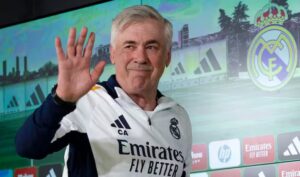 Ancelotti se despide de los periodistas durante su última rueda de prensa